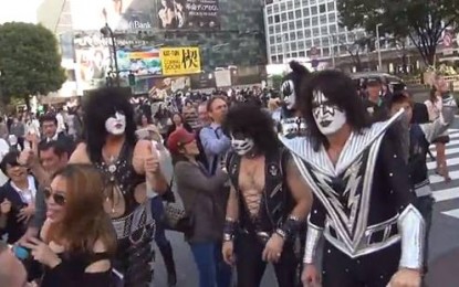 KISS – Walking through the streets of Tokyo (VIDEO)