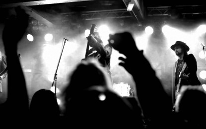 JOE ELLIOTT’s DOWN ‘N’ OUTZ – Δείτε το βίντεο για το ‘Rock And Roll Queen’