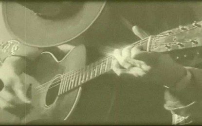 STEVIE RAY VAUGHAN – Δείτε τον σε 2 σπάνια video να παίζει ακουστική κιθάρα