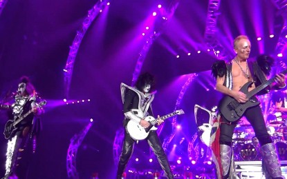 KISS – Ο PHIL COLLEN των DEF LEPPARD μαζί τους στην σκηνή στο Boardwalk Hall, Atlantic City, New Jersey (VIDEO)