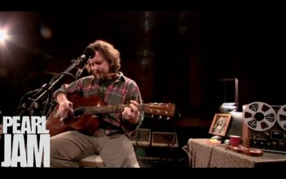 EDDIE VEDDER – Διασκευάζει το ‘Girl From The North Country’ του BOB DYLAN
