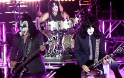 KISS – Δείτε βίντεος από την ‘Kruise IV’ ντυμένοι ‘Dressed To Kill’