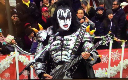 KISS – Εμφανίστηκαν ζωντανά στην 88η παρέλαση για την ημέρα των Ευχαριστιών (VIDEO)