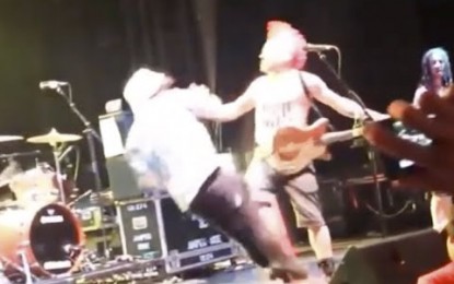NOFX – Ο Fat Mike τα ‘παίρνει στο κρανίο’ με οπαδό της μπάντας που ανεβαίνει πάνω στη σκηνή!…