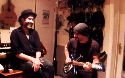 SONS OF ANARCHY – Ο  Bob Thiele (Music Supervisor του SOA) μαζί με τον Dave Kushner (Velvet Revolver) μιλάνε για το  εναρκτήριο κομμάτι της σειράς με τίτλο ‘This Life’