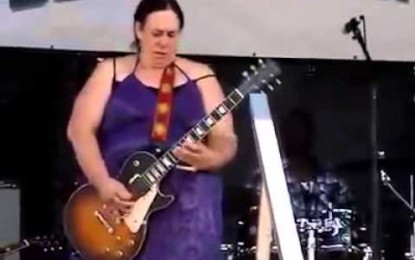 Γυναίκα Shred-άρει ακατάπαυστα σε Blues Festival…
