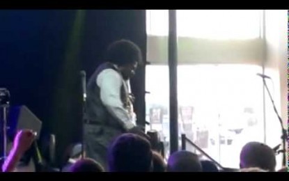 AFROMAN – Χτύπησε κοπέλα ‘on stage’ την ώρα που έπαιζε solo στην κιθάρα…