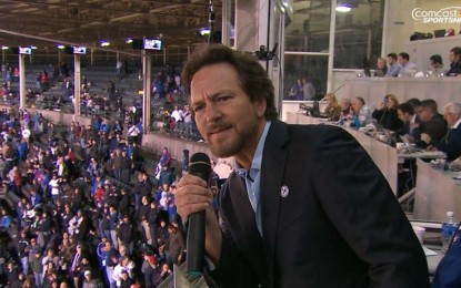 EDDIE VEDDER – Τραγουδάει το ‘Take Me Out to the Ball Game’ στο Wrigley Field για τους Chicago Cubs!