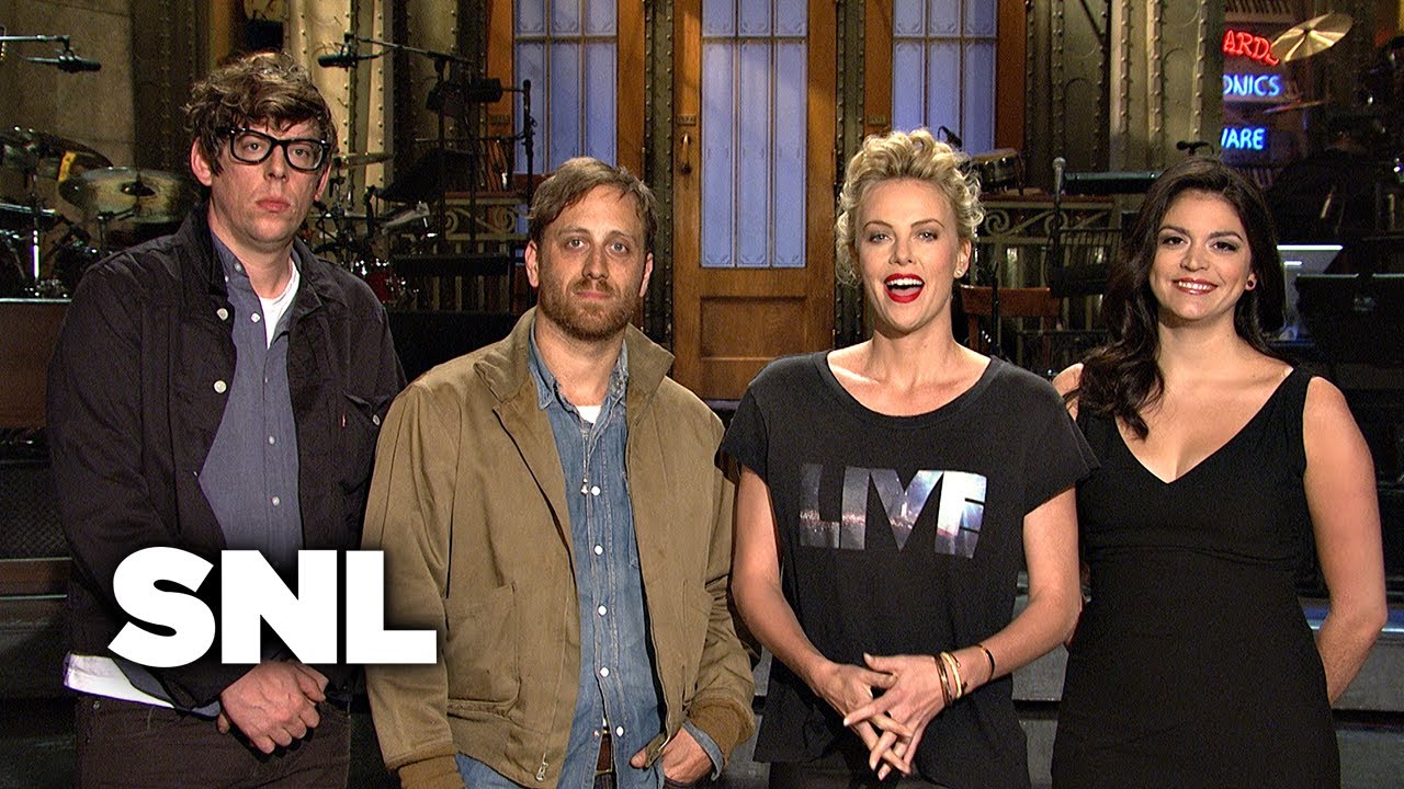 CHARLIZE THERON – Παρουσιάζει τους BLACK KEYS για το ‘Saturday Night Live’ teaser του NBC
