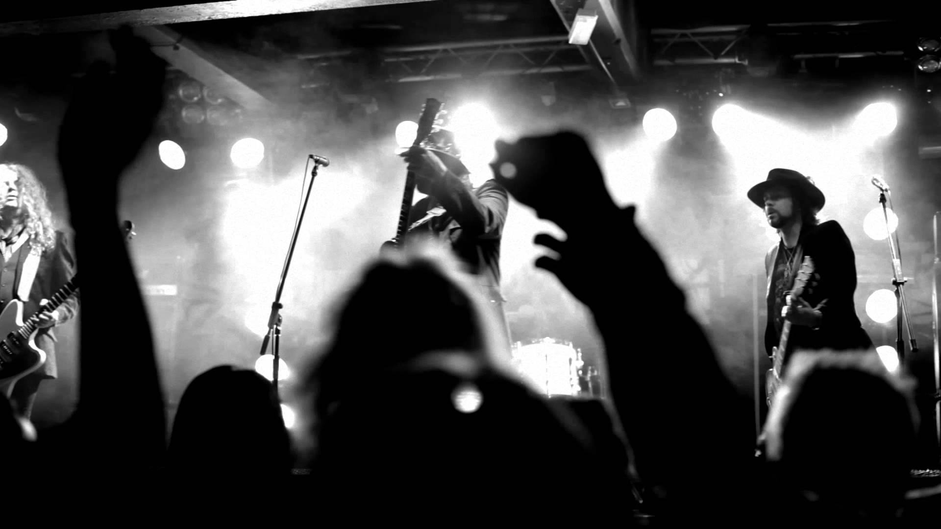 JOE ELLIOTT’s DOWN ‘N’ OUTZ – Δείτε το βίντεο για το ‘Rock And Roll Queen’