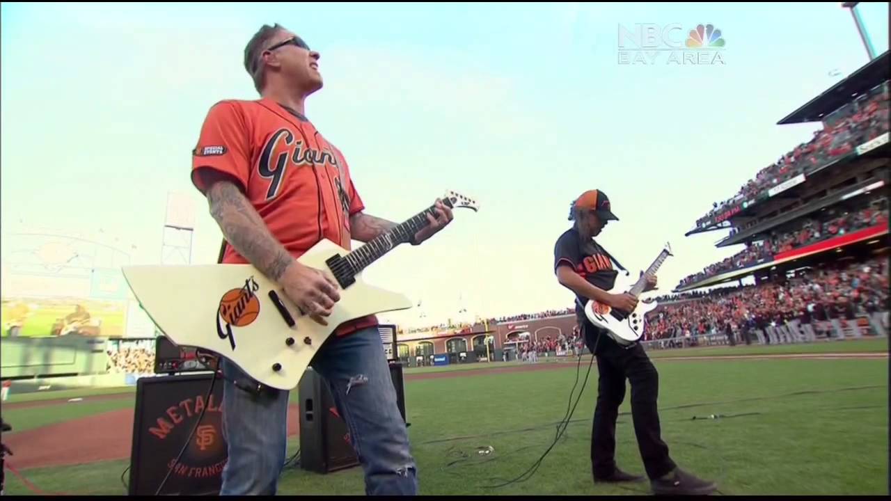 METALLICA – Δείτε τους J. Hetfield & K. Hammett, να παίζουν τον εθνικό ύμνο της Αμερικής στο AT&T Park