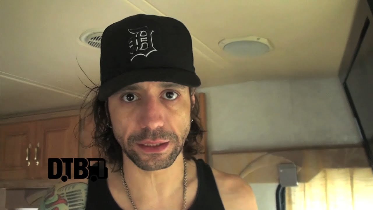 BUS INVADERS – Επισκέπτονται τους TANTRIC