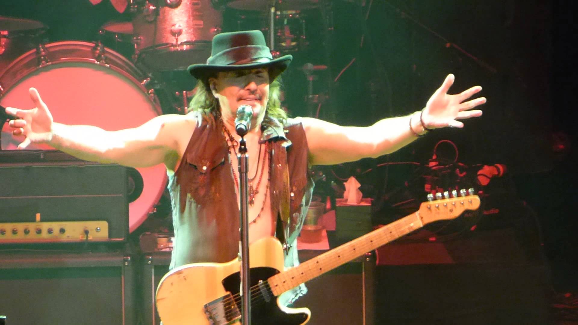 RICHIE SAMBORA & ORIANTHI – Παίζουν live το ‘These Days’ στην Στουτγκάρδη