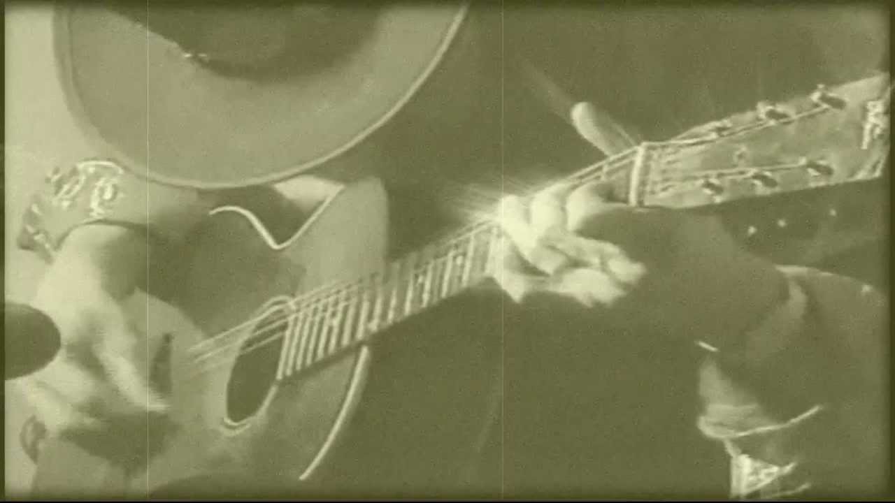 STEVIE RAY VAUGHAN – Δείτε τον σε 2 σπάνια video να παίζει ακουστική κιθάρα