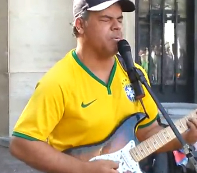 BRAZILIAN STREET PERFORMER – Μπορεί να χάσανε στο Mundial αλλά στο δρόμο ακούς το ‘Sultans Of Swing’ σε άψογη εκτέλεση