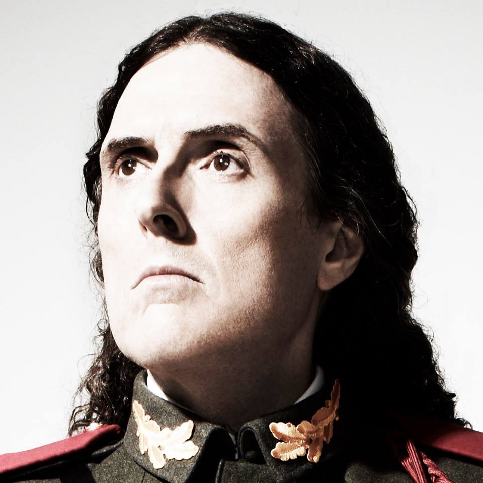 ‘WEIRD AL’ YANKOVIC – Επιστρέφει και μετατρέπει το γνωστό ‘Happy’ σε ‘Tacky’