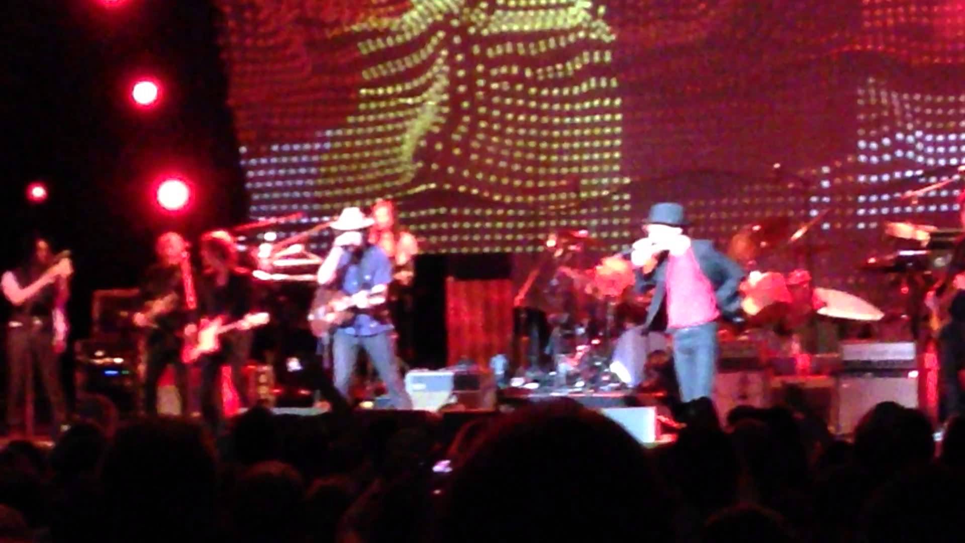 BECK – Μαζί στην σκηνή με τον JACK WHITE & SEAN LENNON παίζουν το γνωστό κομμάτι του ‘Loser’