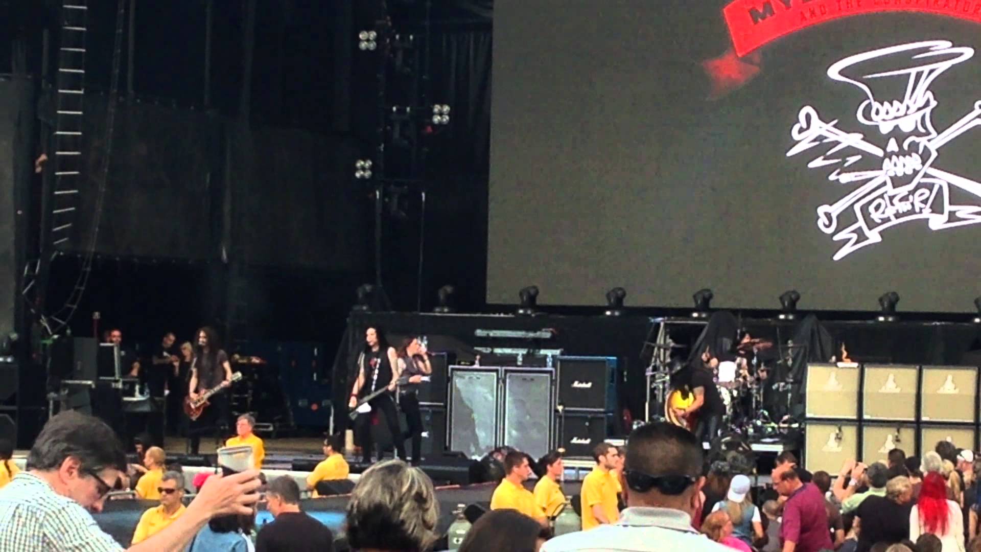 SLASH ft MYLES KENNEDY & THE CONSPIRATORS – Δείτε να παίζουν live τα ‘World on Fire’ (νέο κομμάτι) & ‘You Could Be Mine’ στο Jones Beach