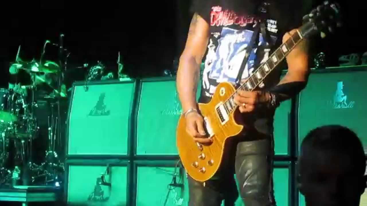 SLASH ft MYLES KENNEDY & THE CONSPIRATORS – Παίζουν live άλλα 2 νέα κομμάτια με τίτλους ‘Stone Blind’ and ’30 Years to Life’﻿ (Fan video)