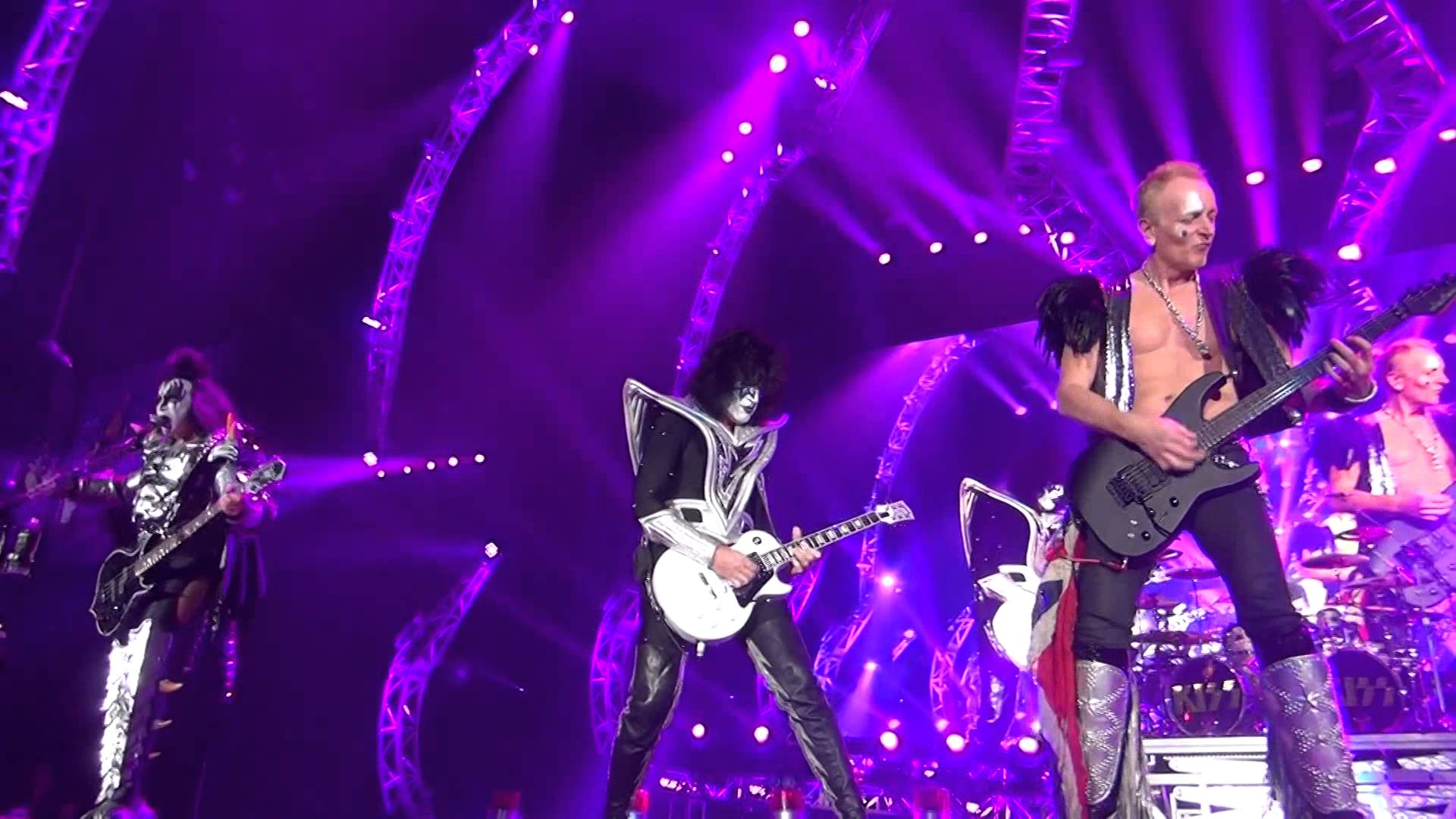 KISS – Ο PHIL COLLEN των DEF LEPPARD μαζί τους στην σκηνή στο Boardwalk Hall, Atlantic City, New Jersey (VIDEO)