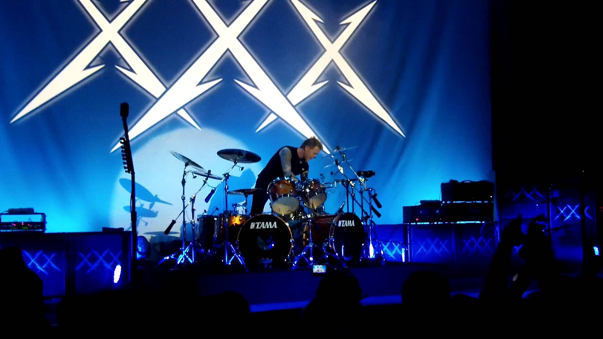 METALLICA – Δείτε τον James Hetfield να παίζει drums…