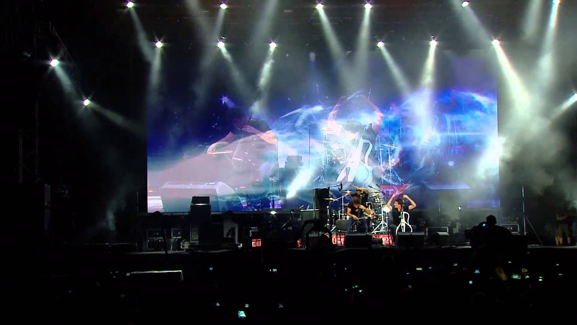 2CELLOS – Παίζουν live το ‘Thunderstruck’ των AC/DC!