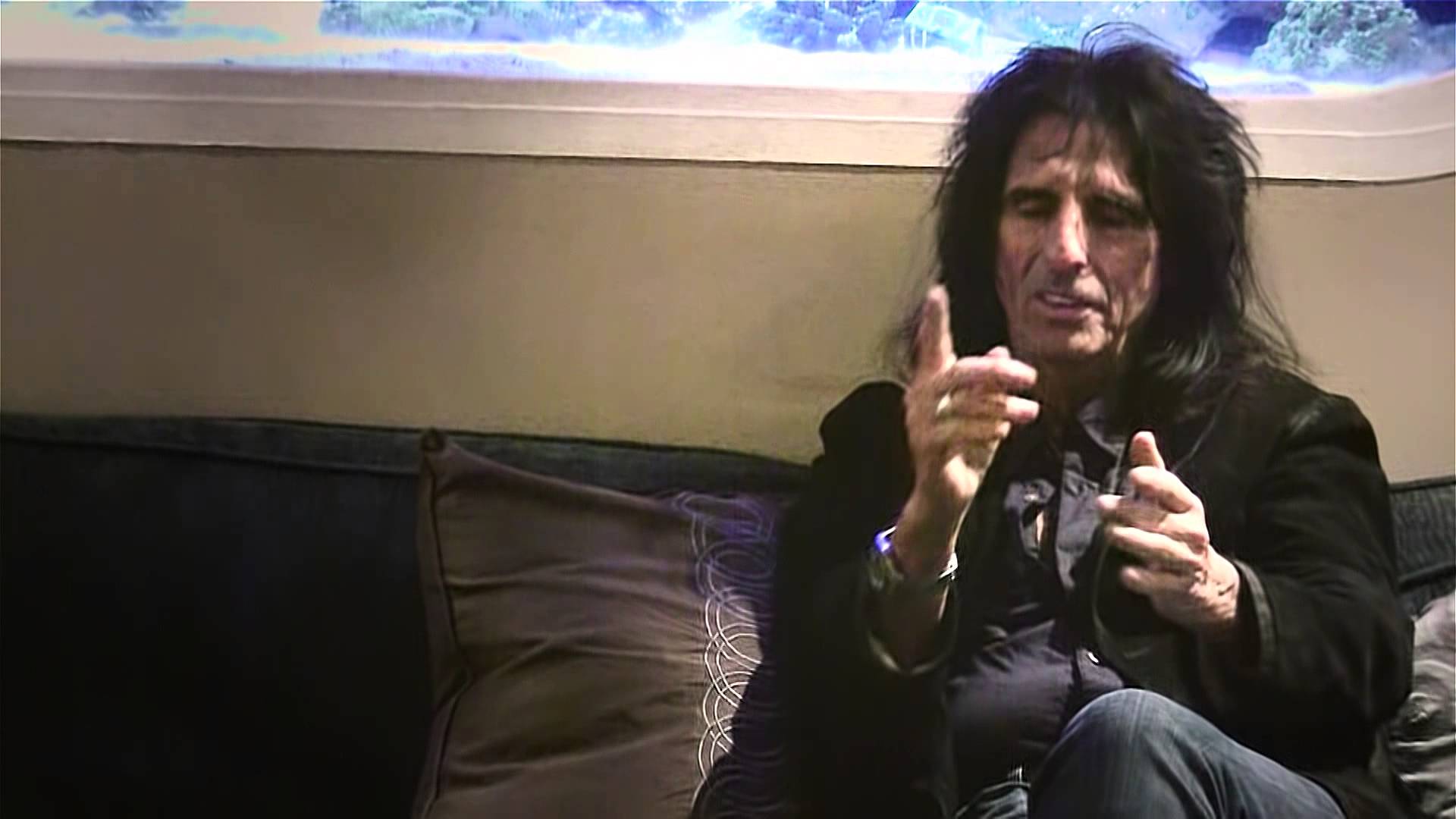 ALICE COOPER – Μιλάει σχετικά με τις διασκευές του στο ‘Eleanor Rigby’ των THE BEATLES’ & ‘Smile Away’ του PAUL McCARTNEY (Video)