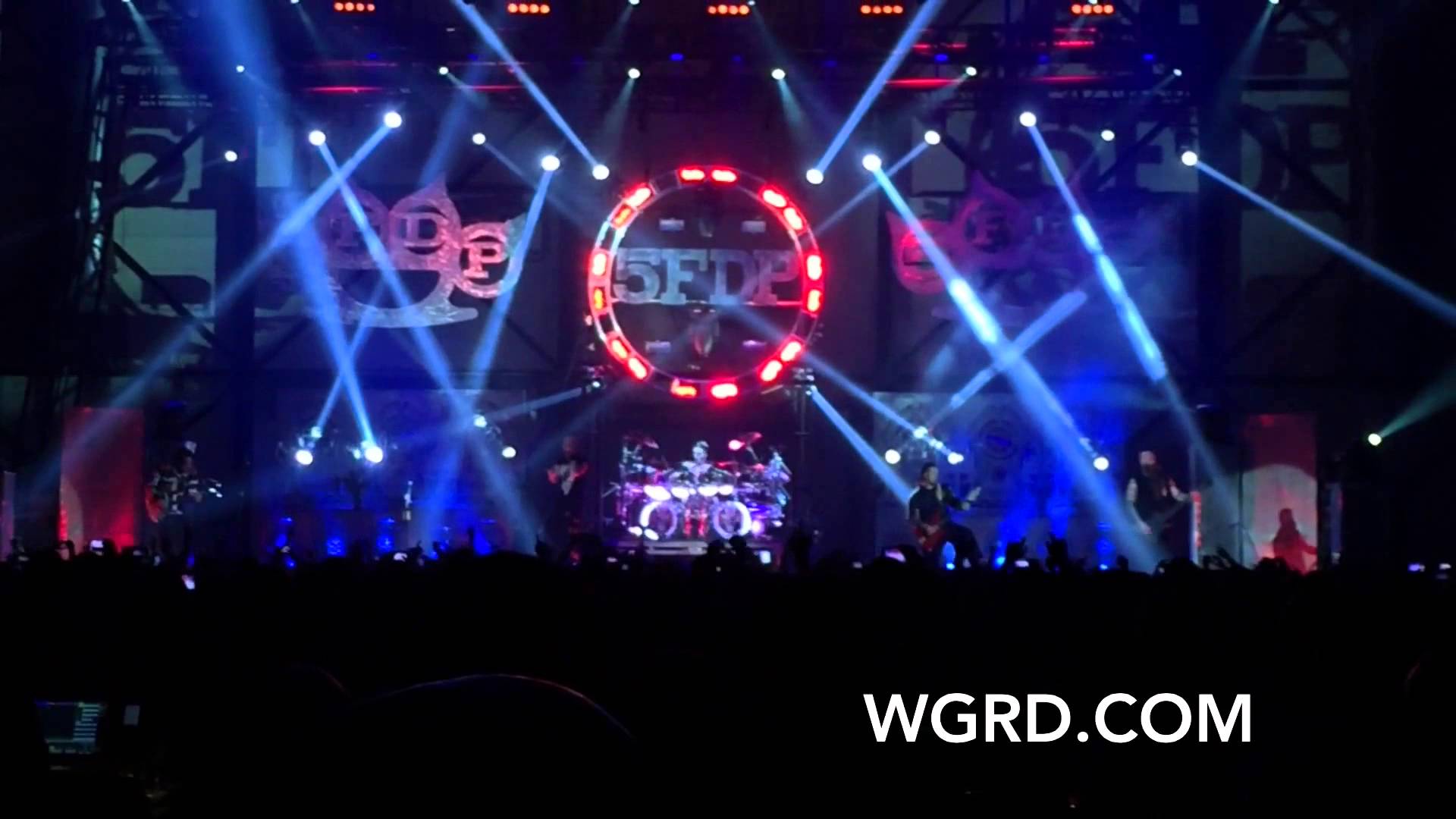 FIVE FINGER DEATH PUNCH – Παίζουν live το ‘Bad Company’ στο The Deltaplex Arena του Michigan