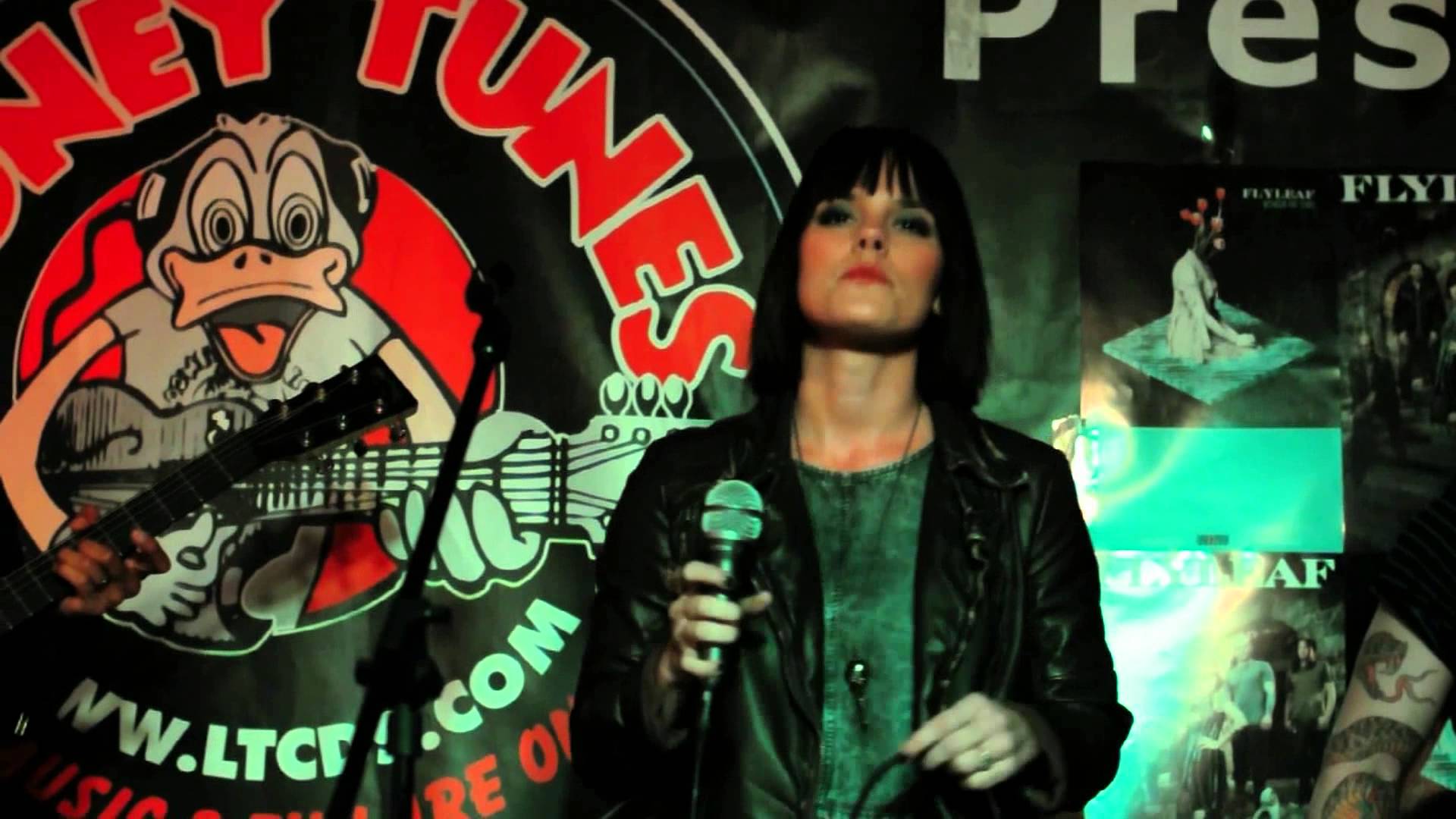 FLYLEAF – Δείτε να παίζουν σε ακουστική έκδοση τα: ‘All Around Me’, ‘Marionette’ & ‘Platonic ‘ στα  Looney Tunes CDs