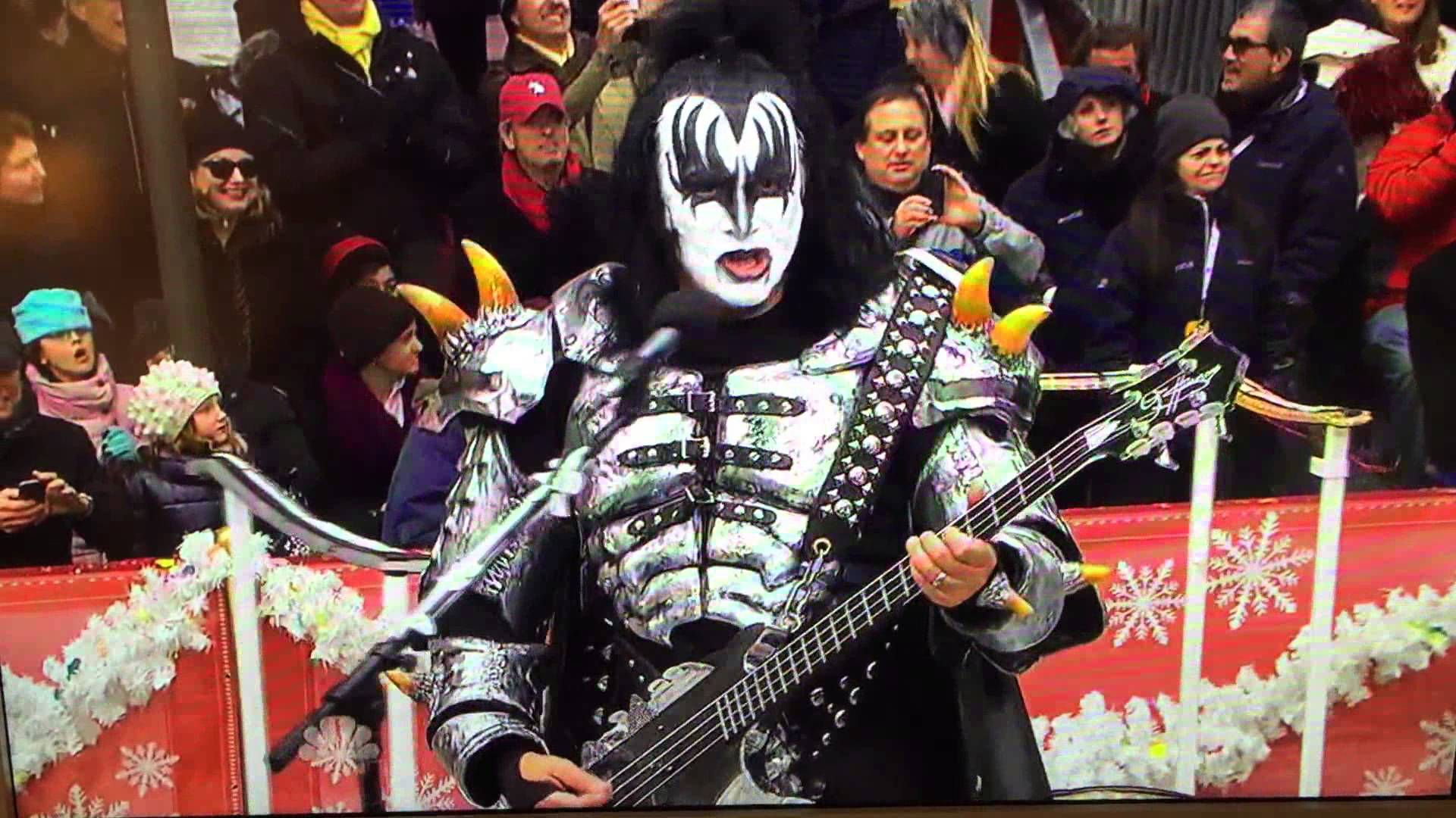 KISS – Εμφανίστηκαν ζωντανά στην 88η παρέλαση για την ημέρα των Ευχαριστιών (VIDEO)