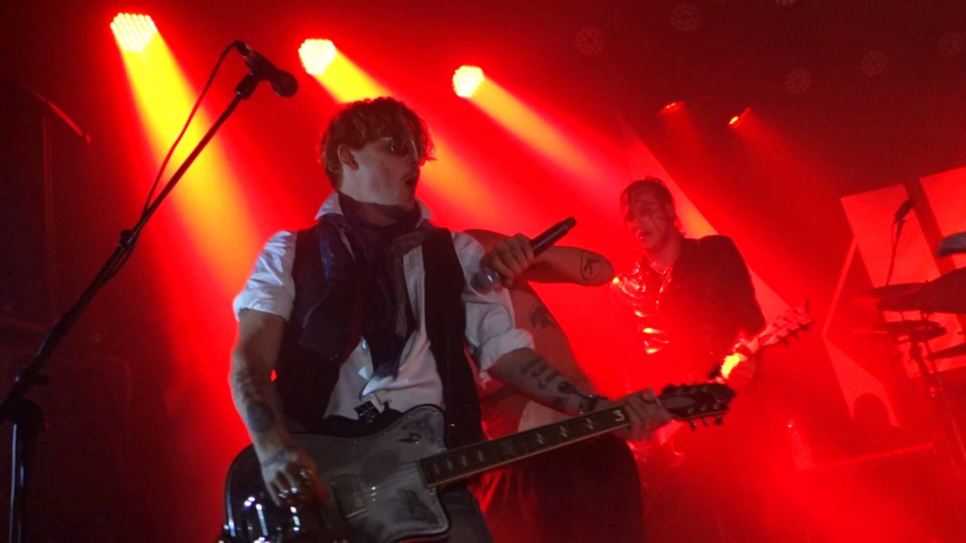 MARILYN MANSON & JOHNNY DEPP – Τζαμάρουν στο ‘The Roxy’, West Hollywood, California παίζοντας το ‘The Beautiful People’ (Video)