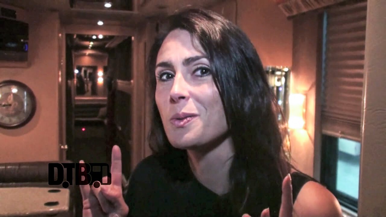 WITHIN TEMPTATION – Οι BUS INVADERS μέσα στο Tour Bus της μπάντας παρέα με την SHARON DEN ADEL