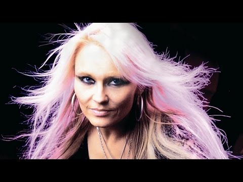 DORO – Δείτε ολόκληρη την εμφάνιση της στο Αμβούργο το 2004 μαζί με Behind the Scenes αποσπάσματα