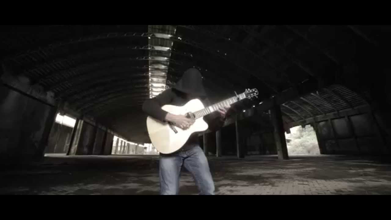 LUCA STRICAGNOLI – Διασκευή 5 αστέρων στο ‘Thunderstruck’ των AC/DC με μια κιθάρα!