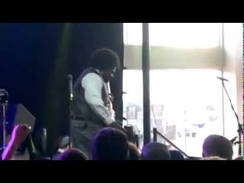 AFROMAN – Χτύπησε κοπέλα ‘on stage’ την ώρα που έπαιζε solo στην κιθάρα…