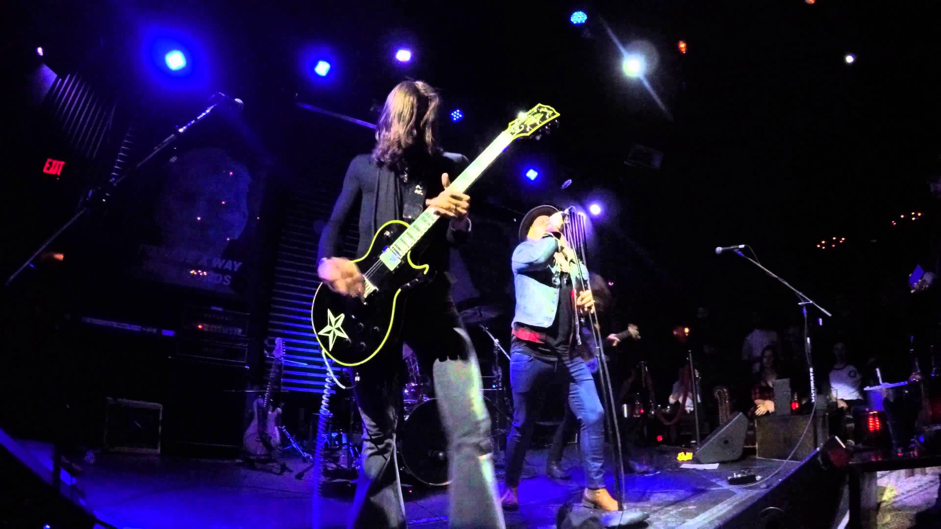 MOUNT HOLLY – Παίζουν live το ‘Down The Line’ στο The Sayers Club της California