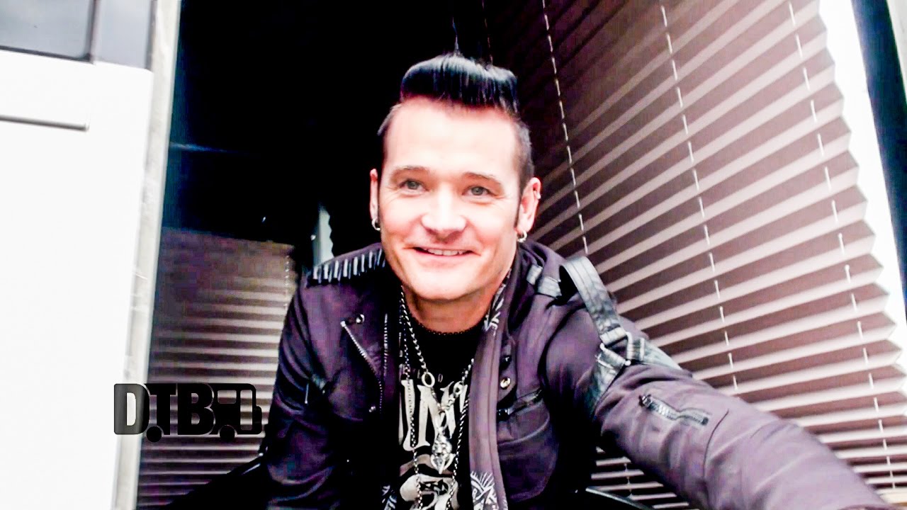 HINDER – Οι BUS INVADERS ‘εισβάλουν’ στο Tour Bus τους…