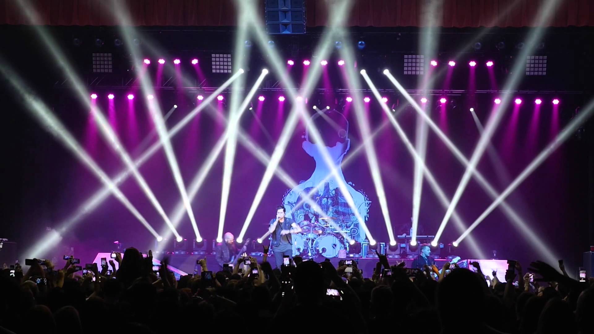 THREE DAYS GRACE – Παίζουν live το ΝΕΟ τους κομμάτι ‘I Am Machine’ στο Riverside της Καλιφόρνια!