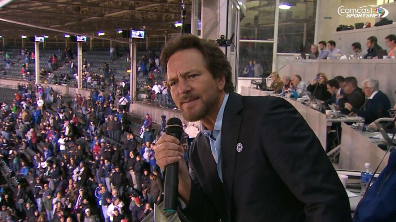 EDDIE VEDDER – Τραγουδάει το ‘Take Me Out to the Ball Game’ στο Wrigley Field για τους Chicago Cubs!