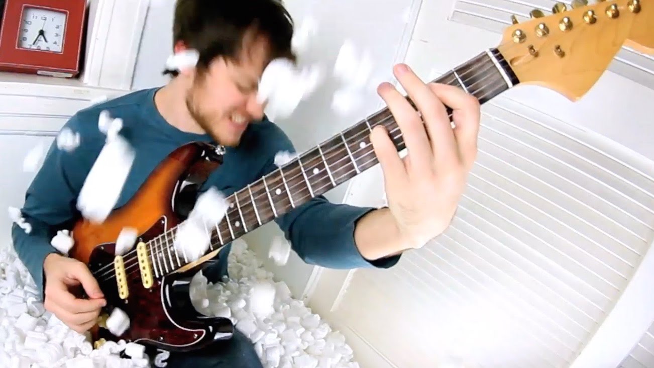 METALLICA – Ο Rob Scallon παίζει ανάποδα το… ‘Enter Sandman’!