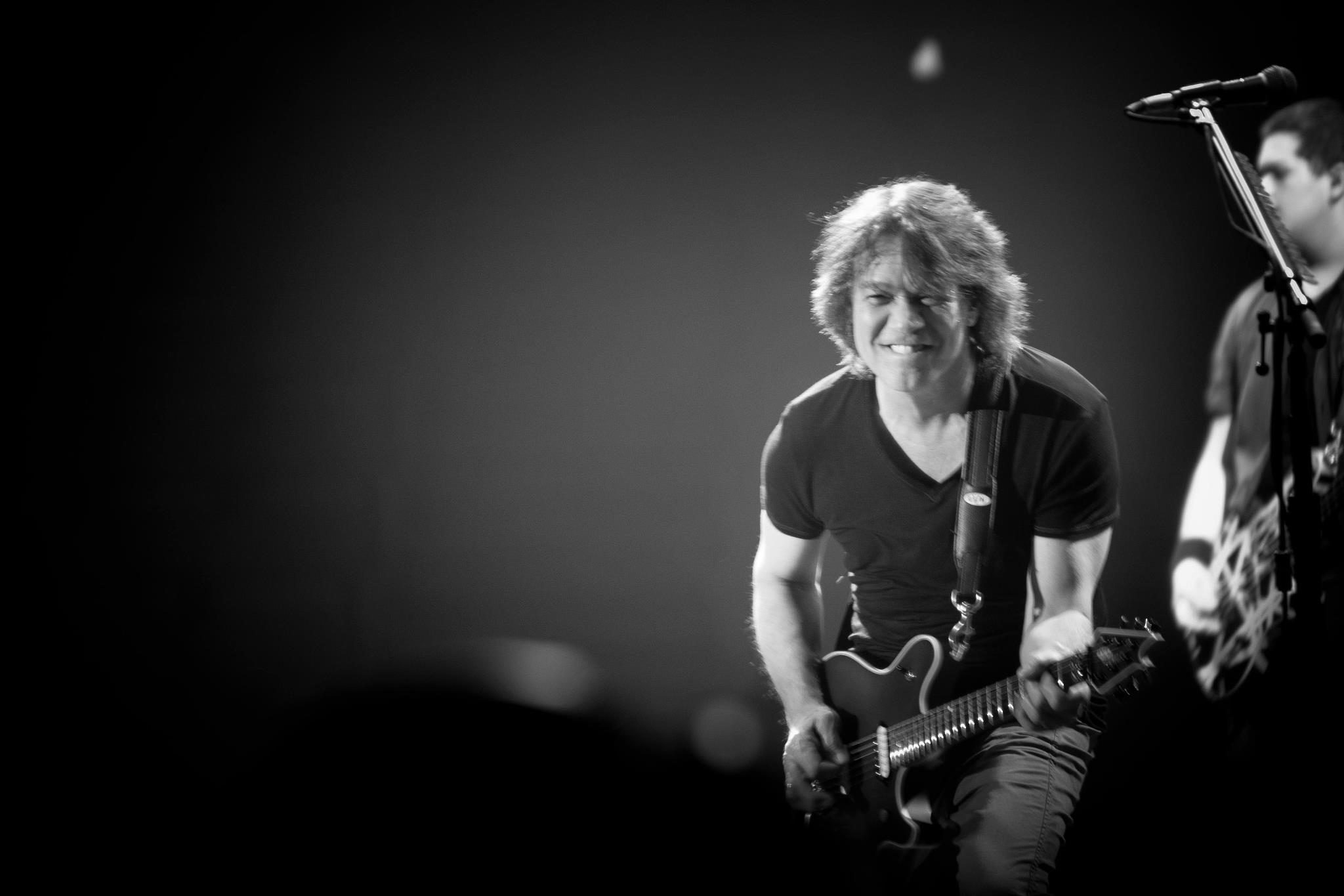 EDDIE VAN HALEN – Θεωρεί οτι ο καρκίνος στην γλώσσα που είχε το 2000 οφειλόταν… στις πένες!