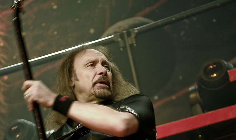 Ο ”Ian Hill” των ”Judas Priest” ανακοινώνει την αποχώρησή του. Tη θέση του αναλαμβάνει ο Dave Rimmer των Uriah Heep