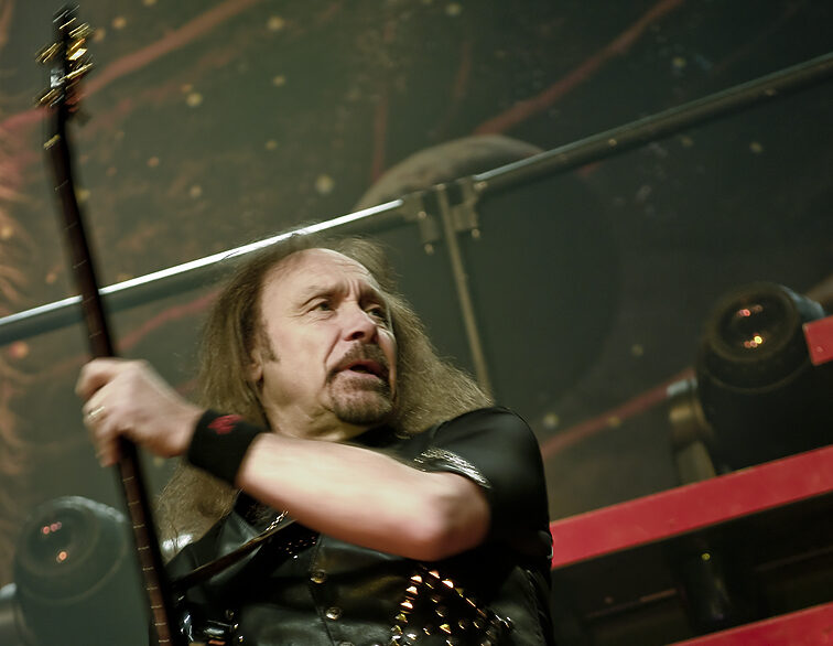 Ο ”Ian Hill” των ”Judas Priest” ανακοινώνει την αποχώρησή του. Tη θέση του αναλαμβάνει ο Dave Rimmer των Uriah Heep